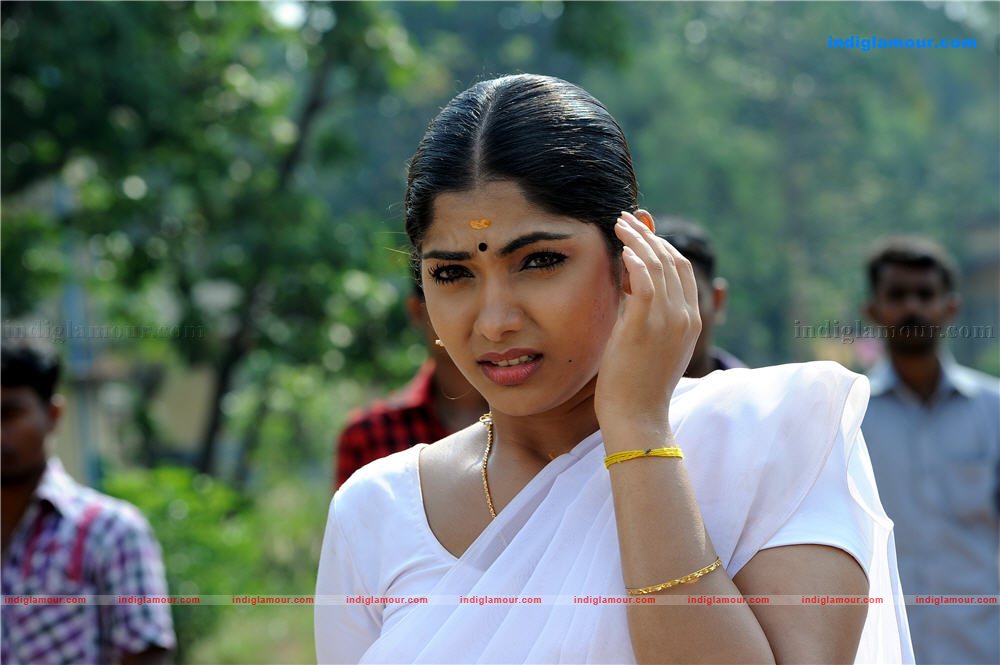 Ee Thirakkinidayil Movie hd photo