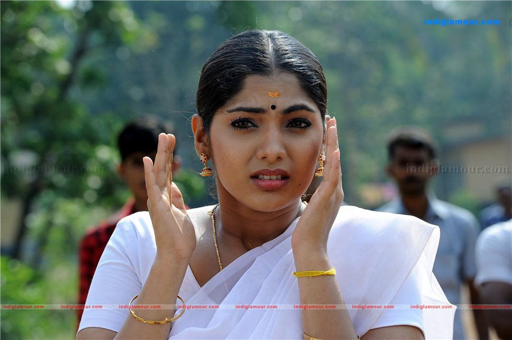 Ee Thirakkinidayil Movie hd photo