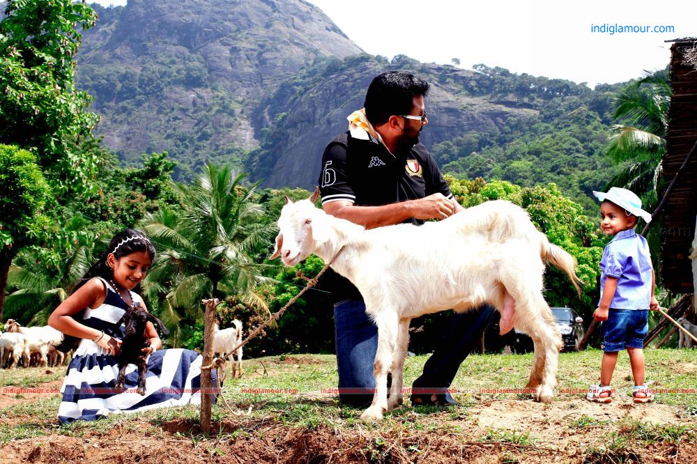Njanum Ente Familyum Movie hd photo
