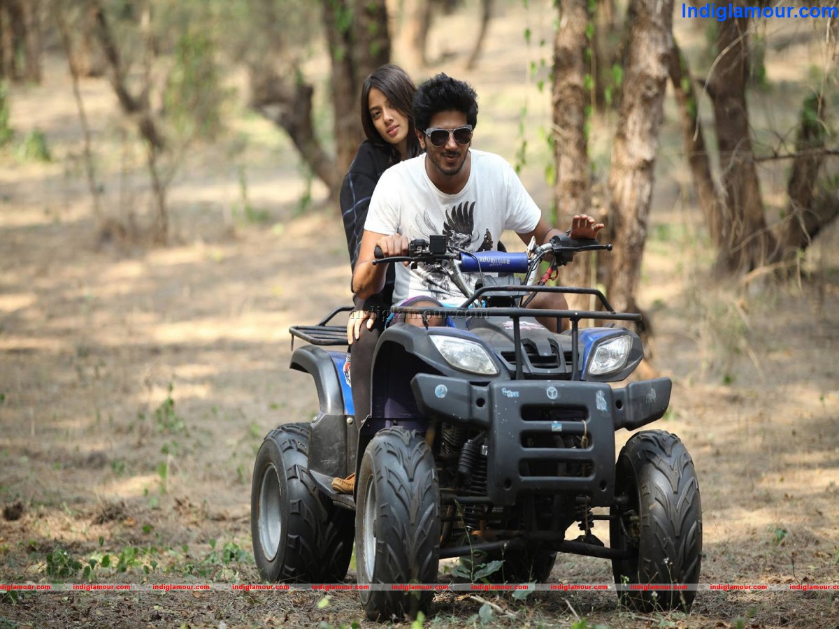 Neelakasham Pacha Kadal Chuvanna Bhoomi Movie hd photo