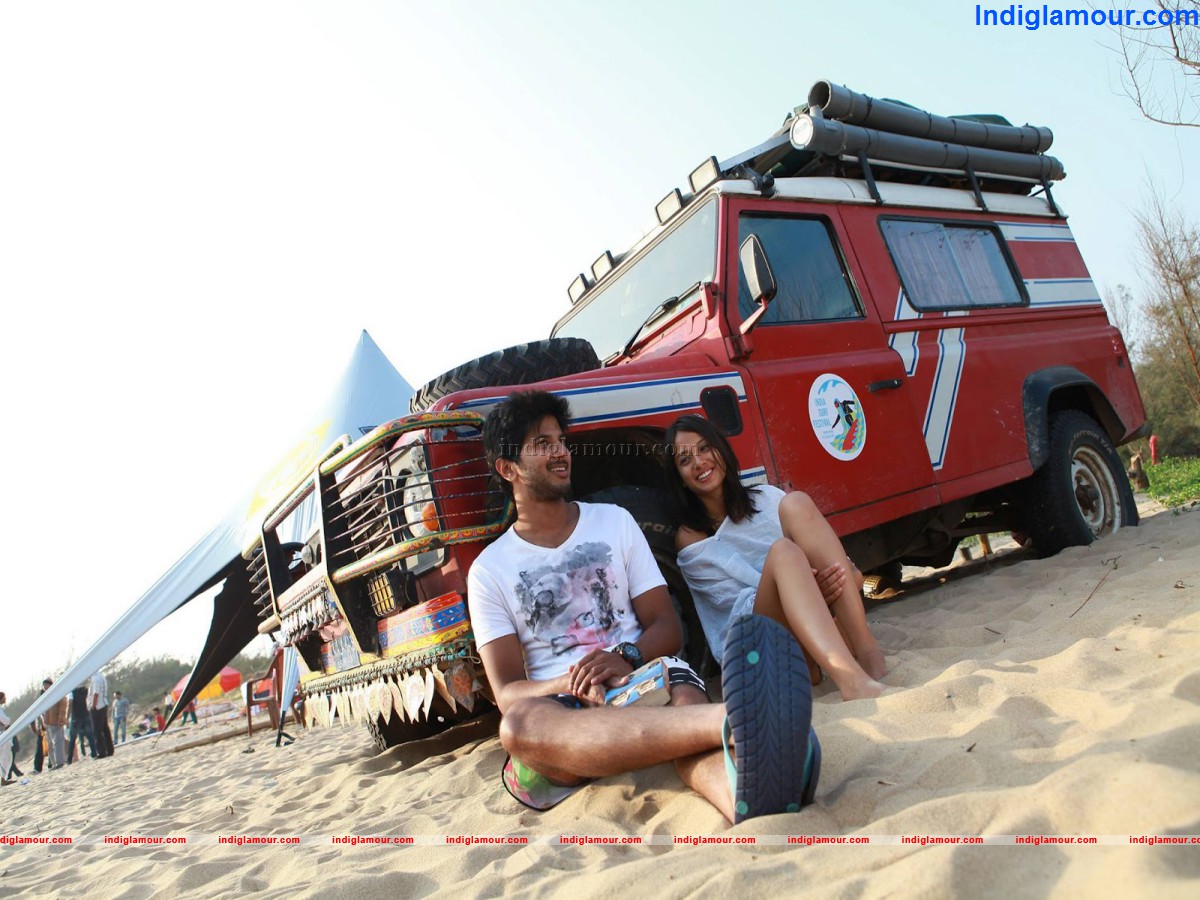 Neelakasham Pacha Kadal Chuvanna Bhoomi Movie hd photo