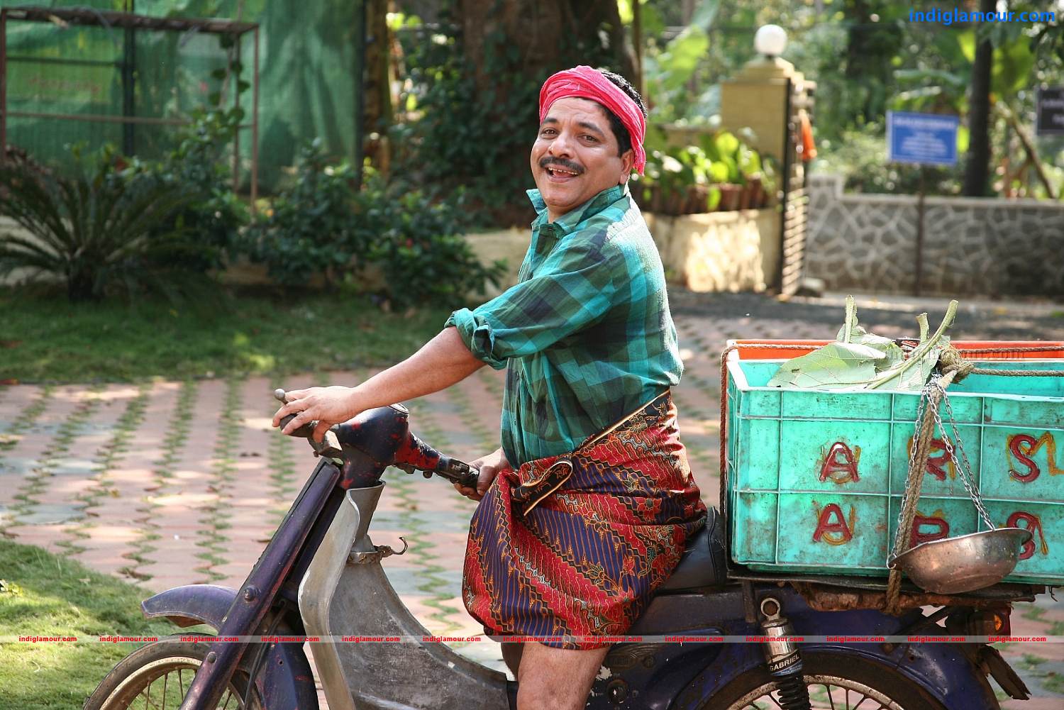 Vallatha Pahayan Movie hd photo