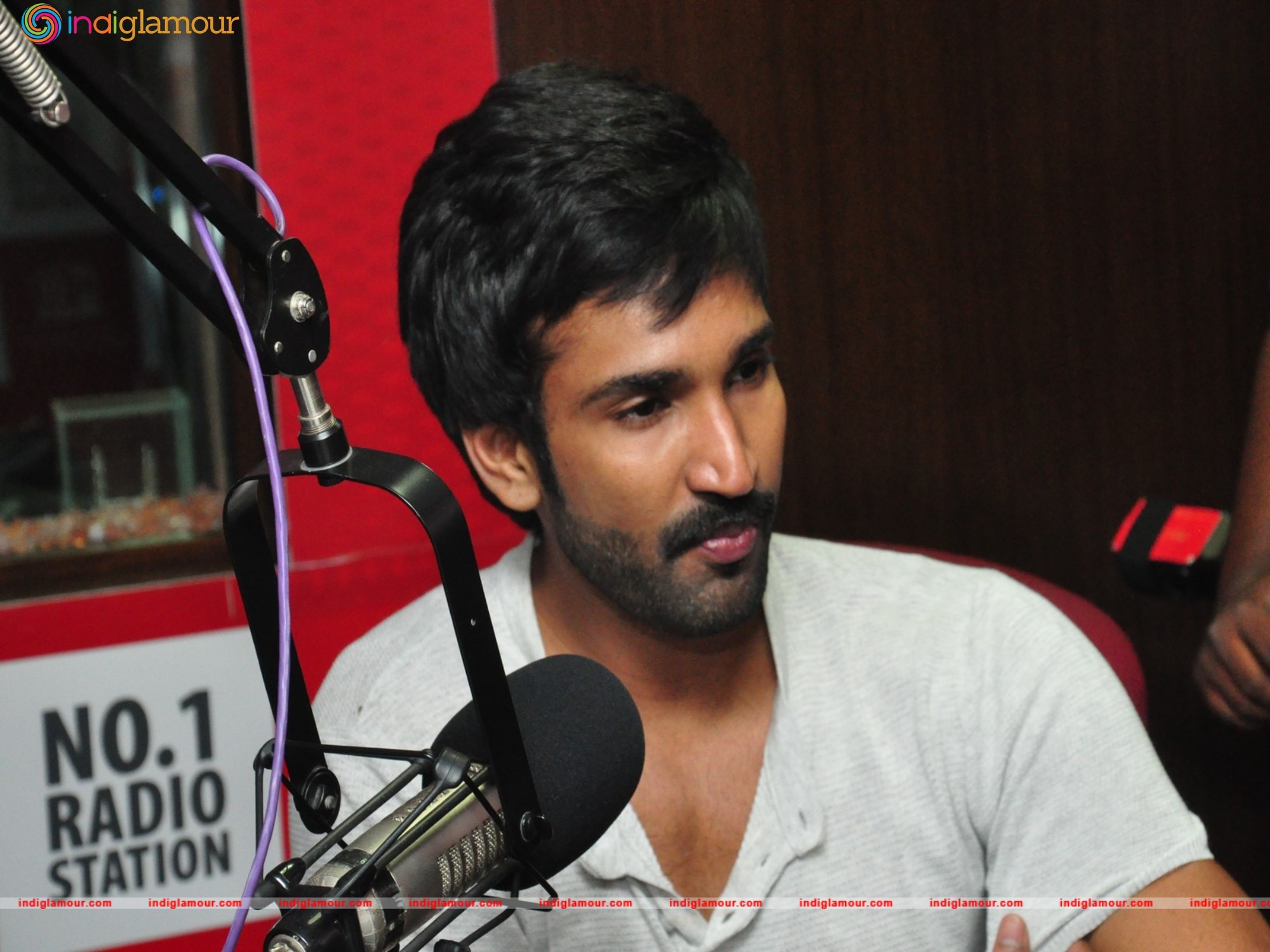 Aadhi Actor hd photo