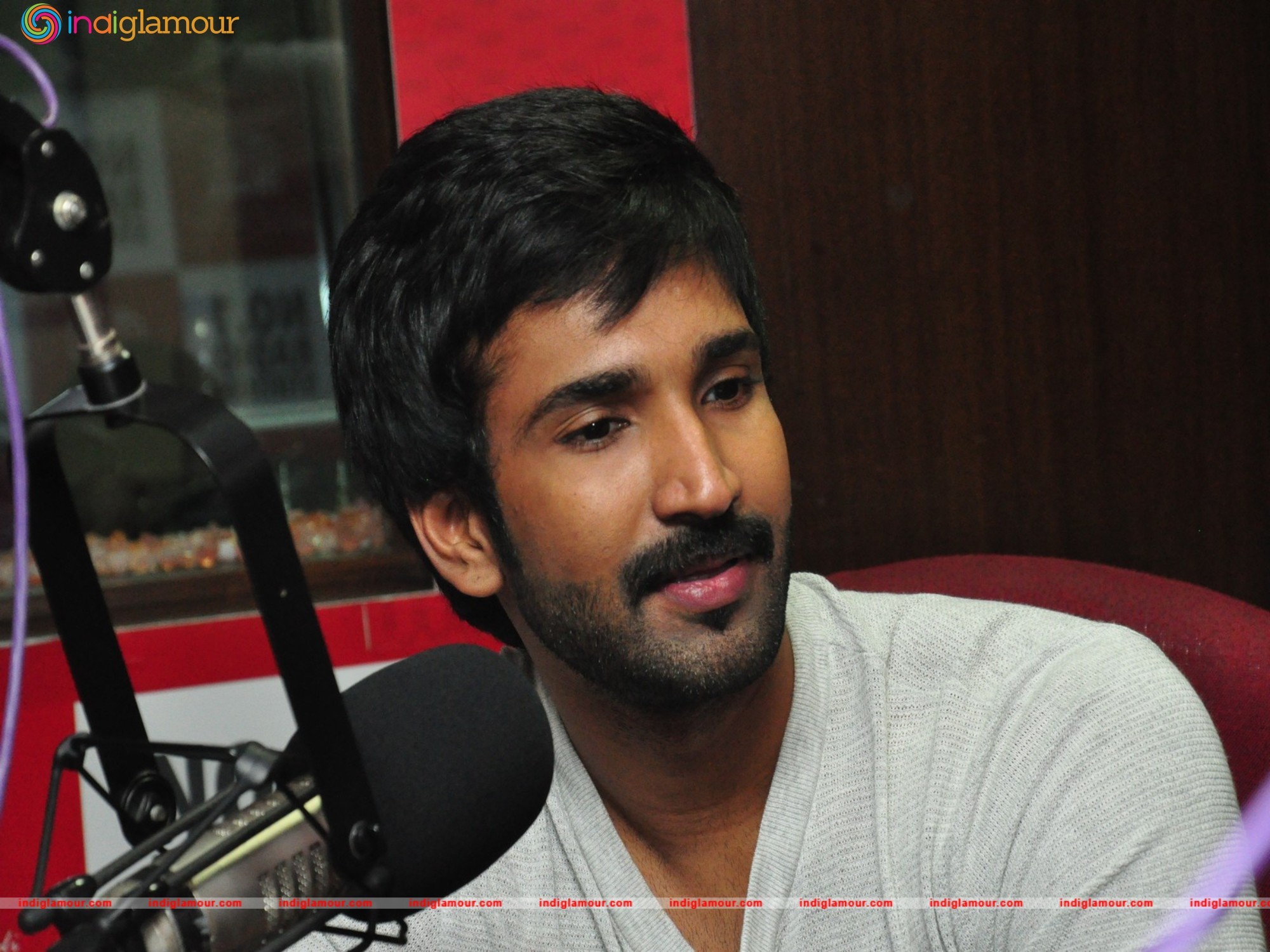 Aadhi Actor hd photo