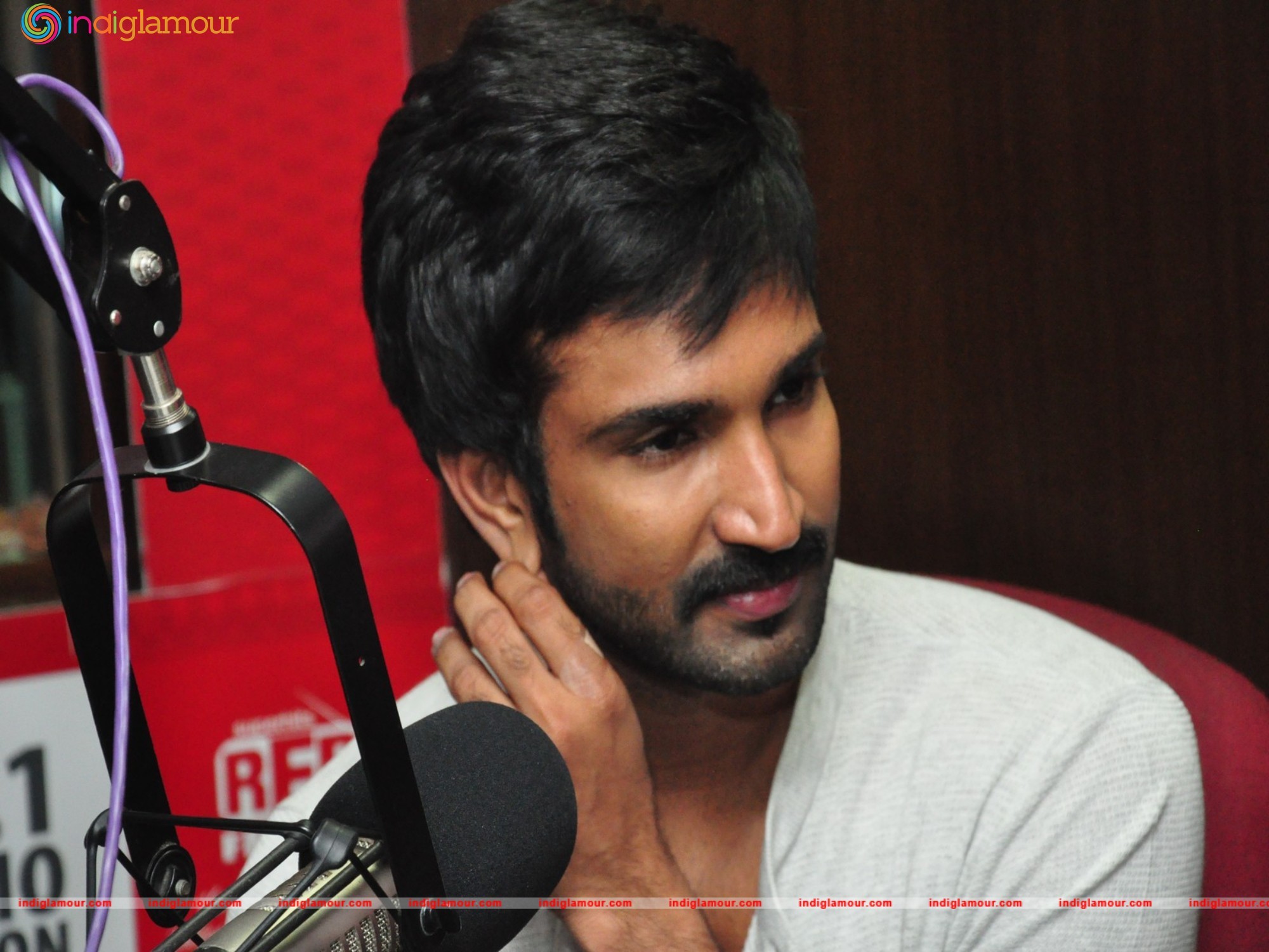 Aadhi Actor hd photo