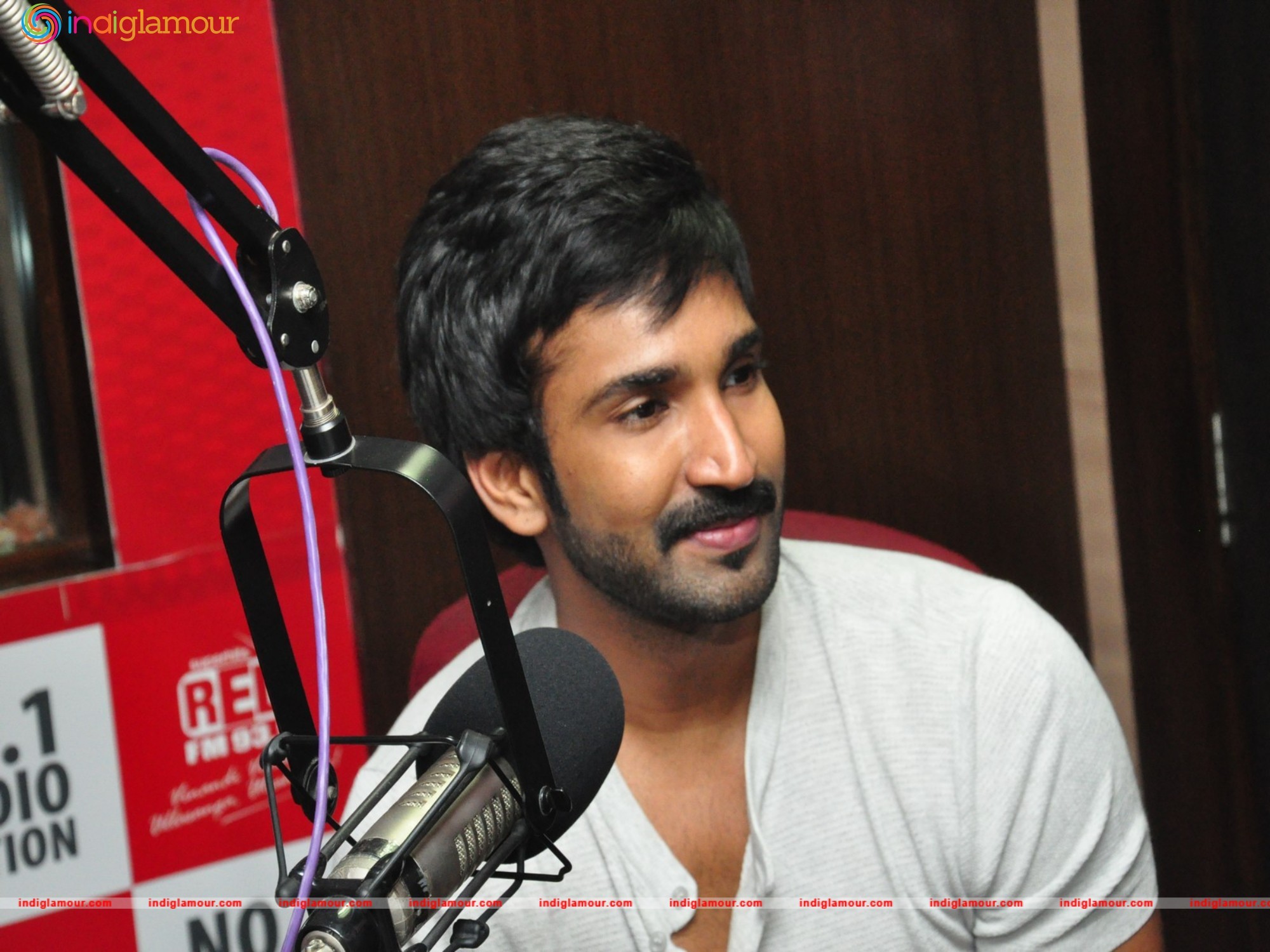Aadhi Actor hd photo