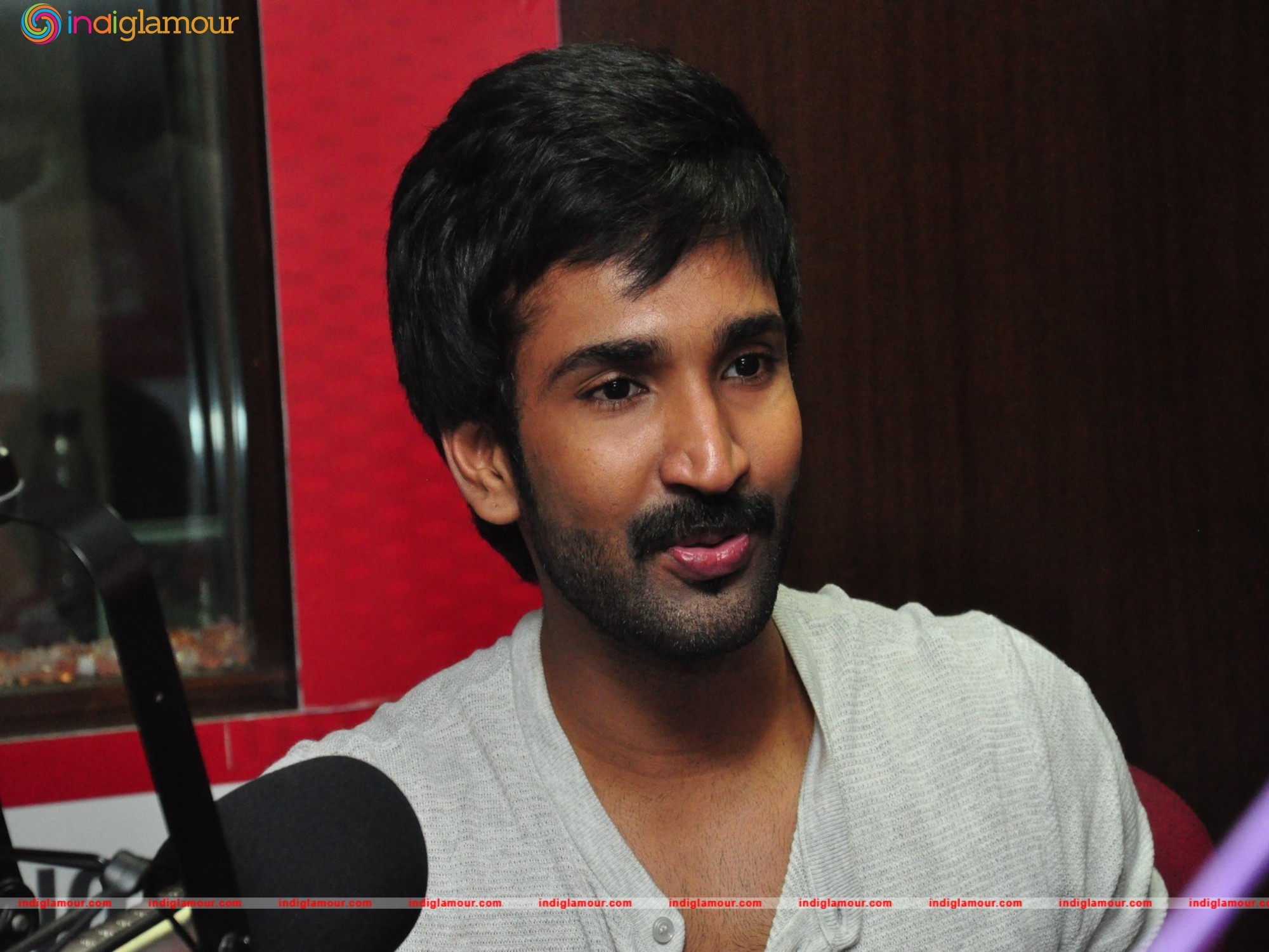 Aadhi Actor hd photo