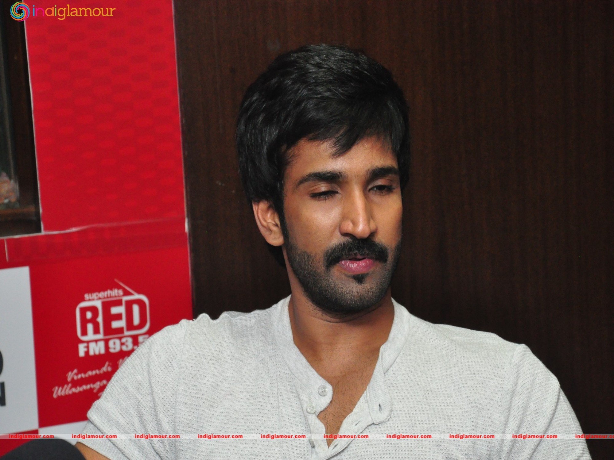 Aadhi Actor hd photo