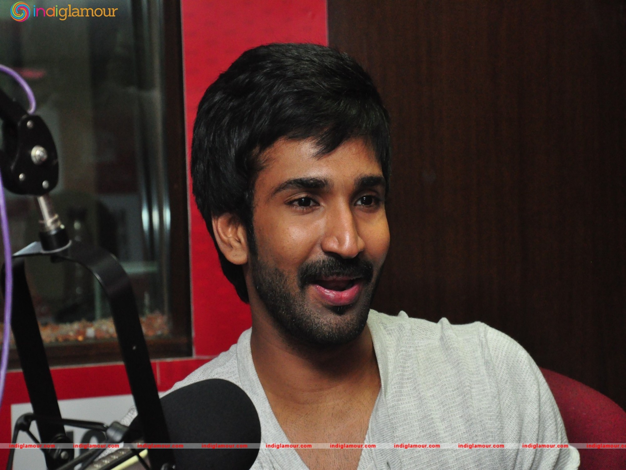 Aadhi Actor hd photo
