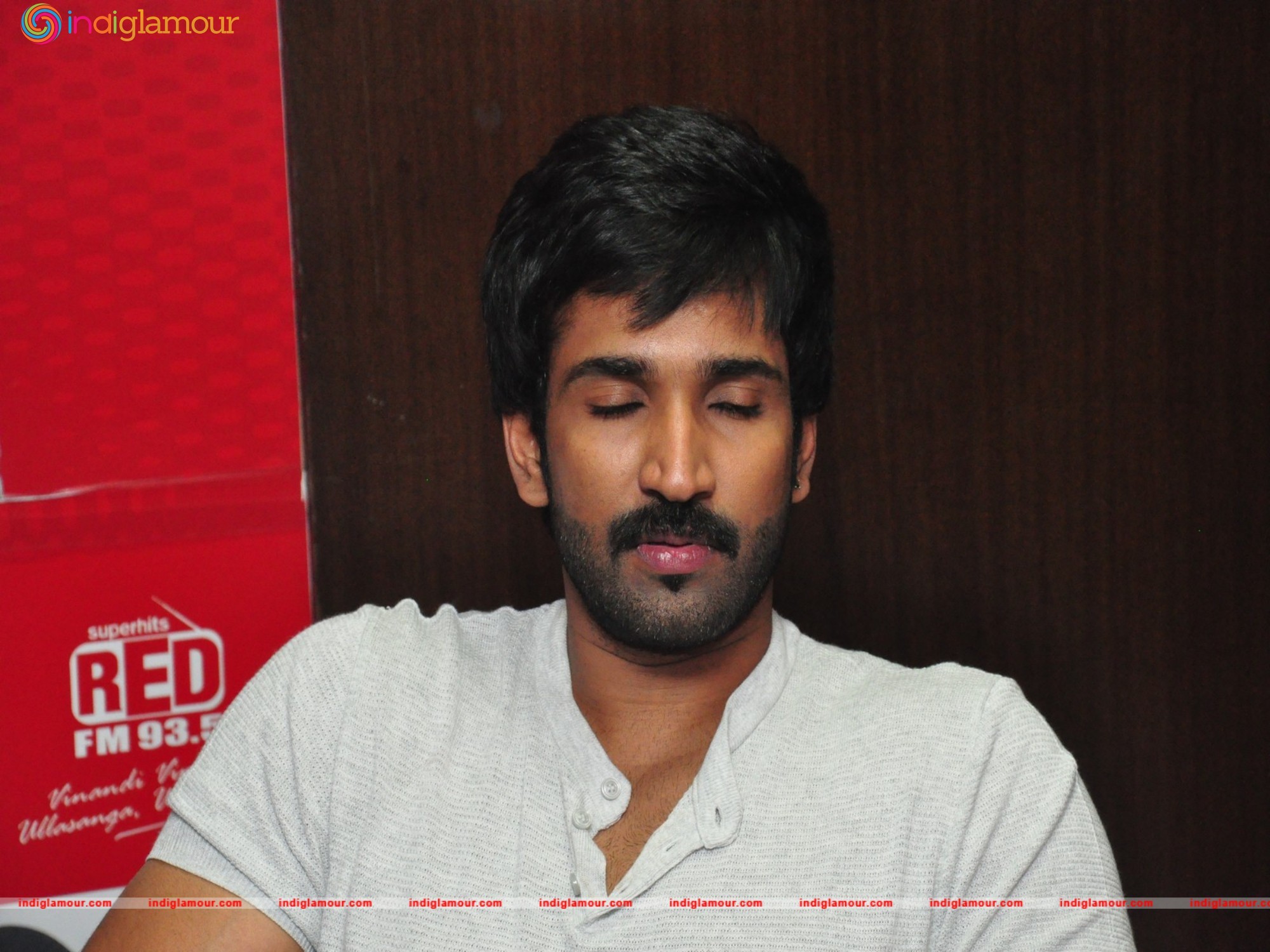 Aadhi Actor hd photo