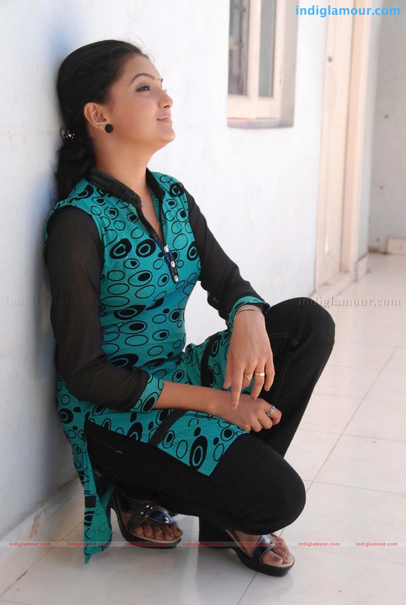 Saranya Mohan Actress hd photo