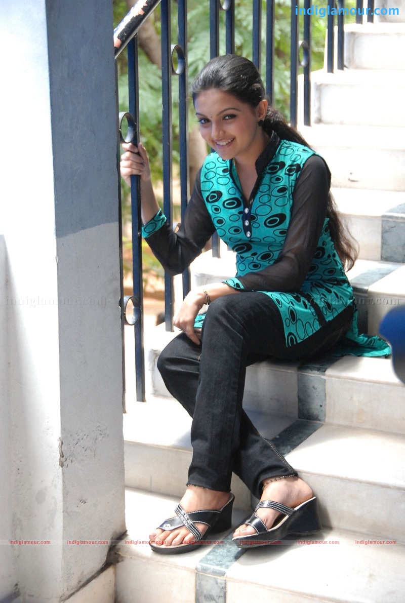 Saranya Mohan Actress hd photo