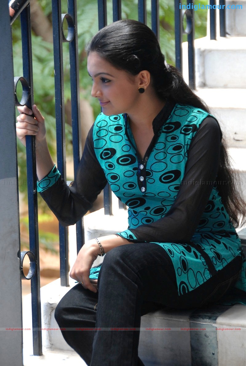 Saranya Mohan Actress hd photo