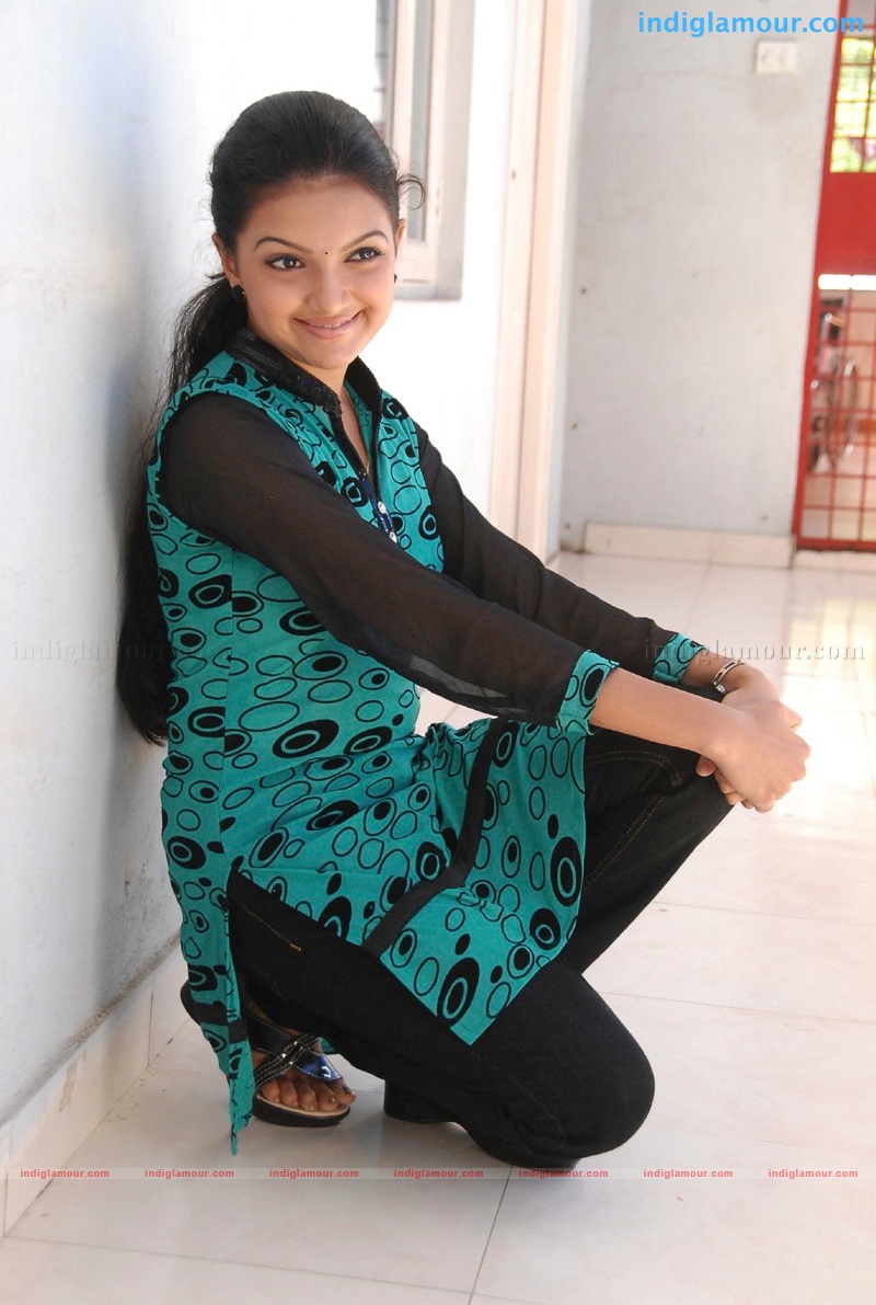 Saranya Mohan Actress hd photo