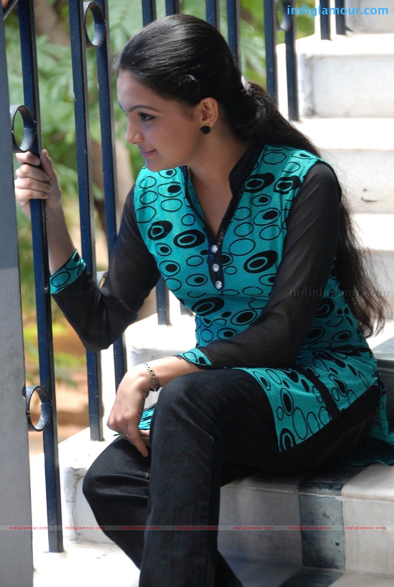 Saranya Mohan Actress hd photo