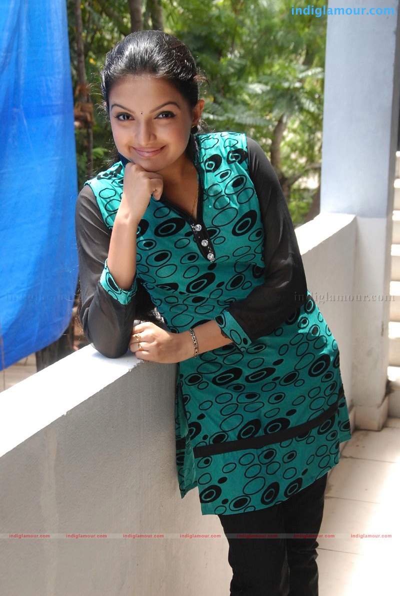 Saranya Mohan Actress hd photo