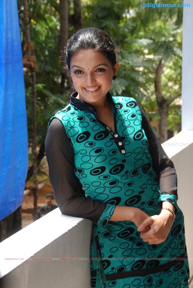 Saranya Mohan Actress hd photo