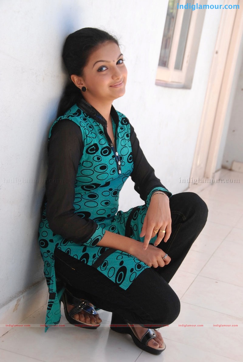 Saranya Mohan Actress hd photo
