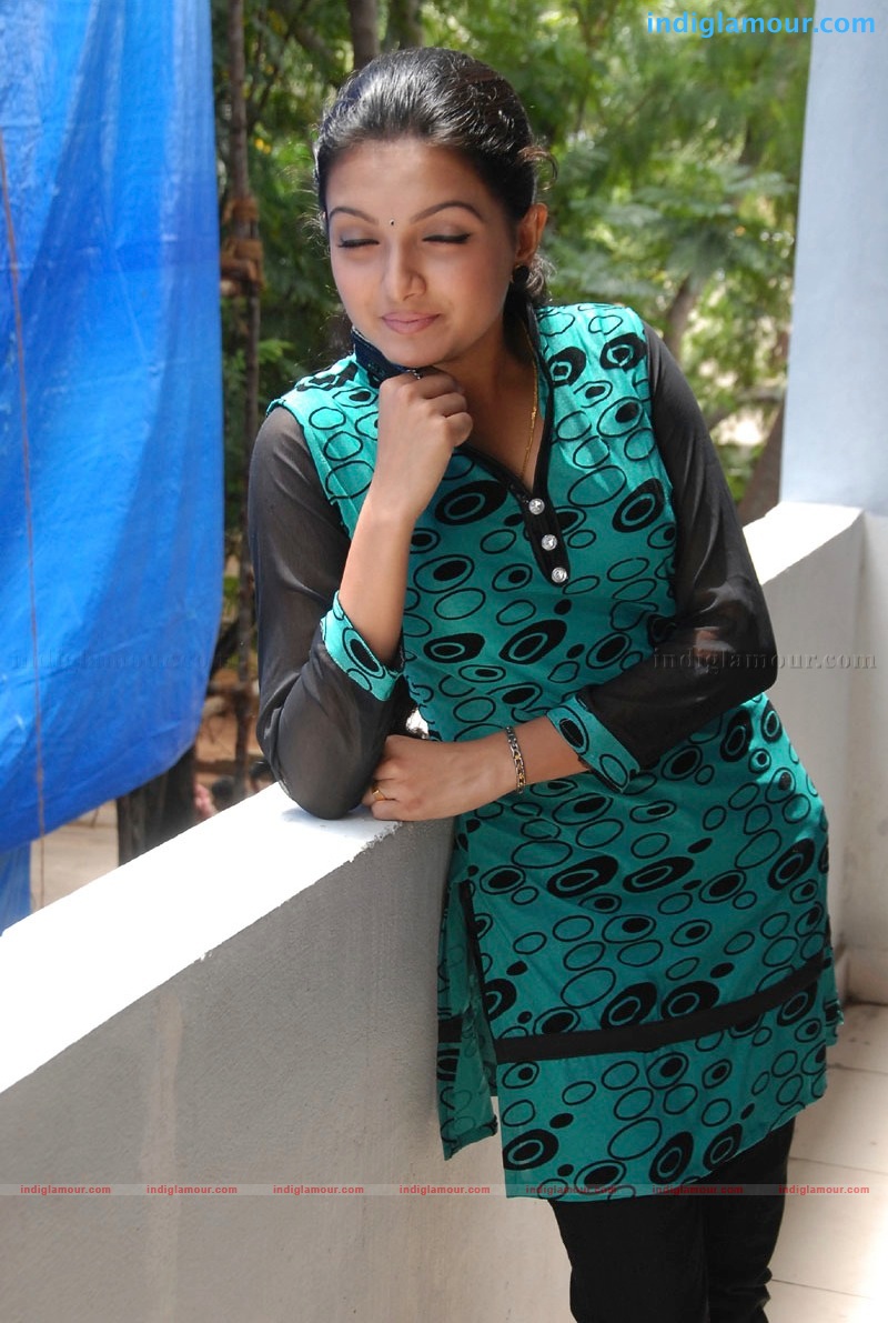 Saranya Mohan Actress hd photo