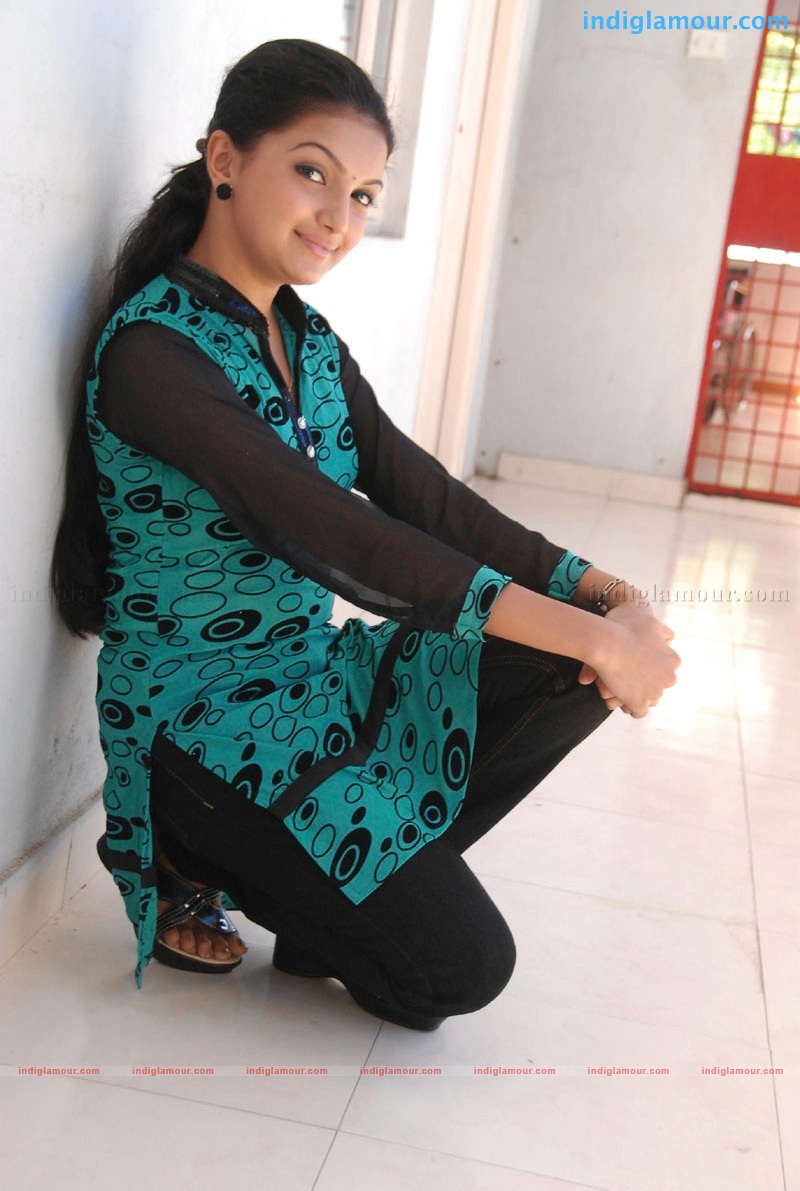Saranya Mohan Actress hd photo