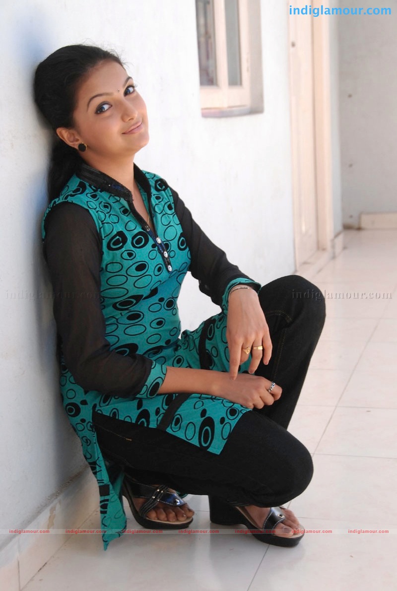 Saranya Mohan Actress hd photo