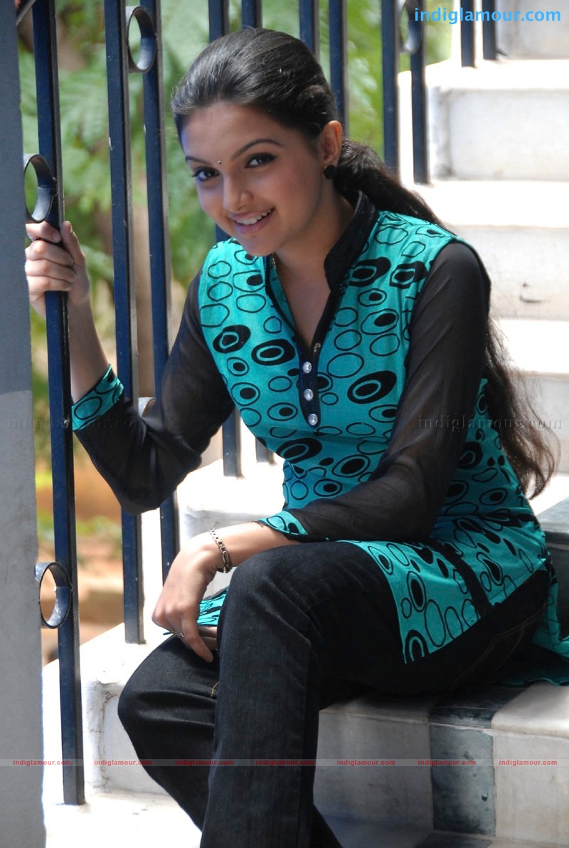 Saranya Mohan Actress hd photo