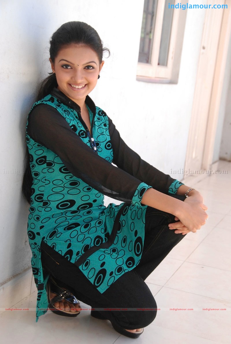 Saranya Mohan Actress hd photo