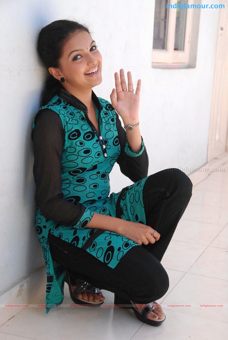 Saranya Mohan Actress hd photo
