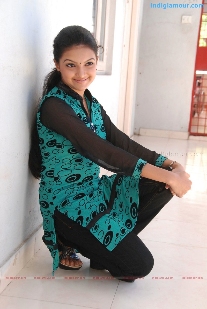 Saranya Mohan Actress hd photo