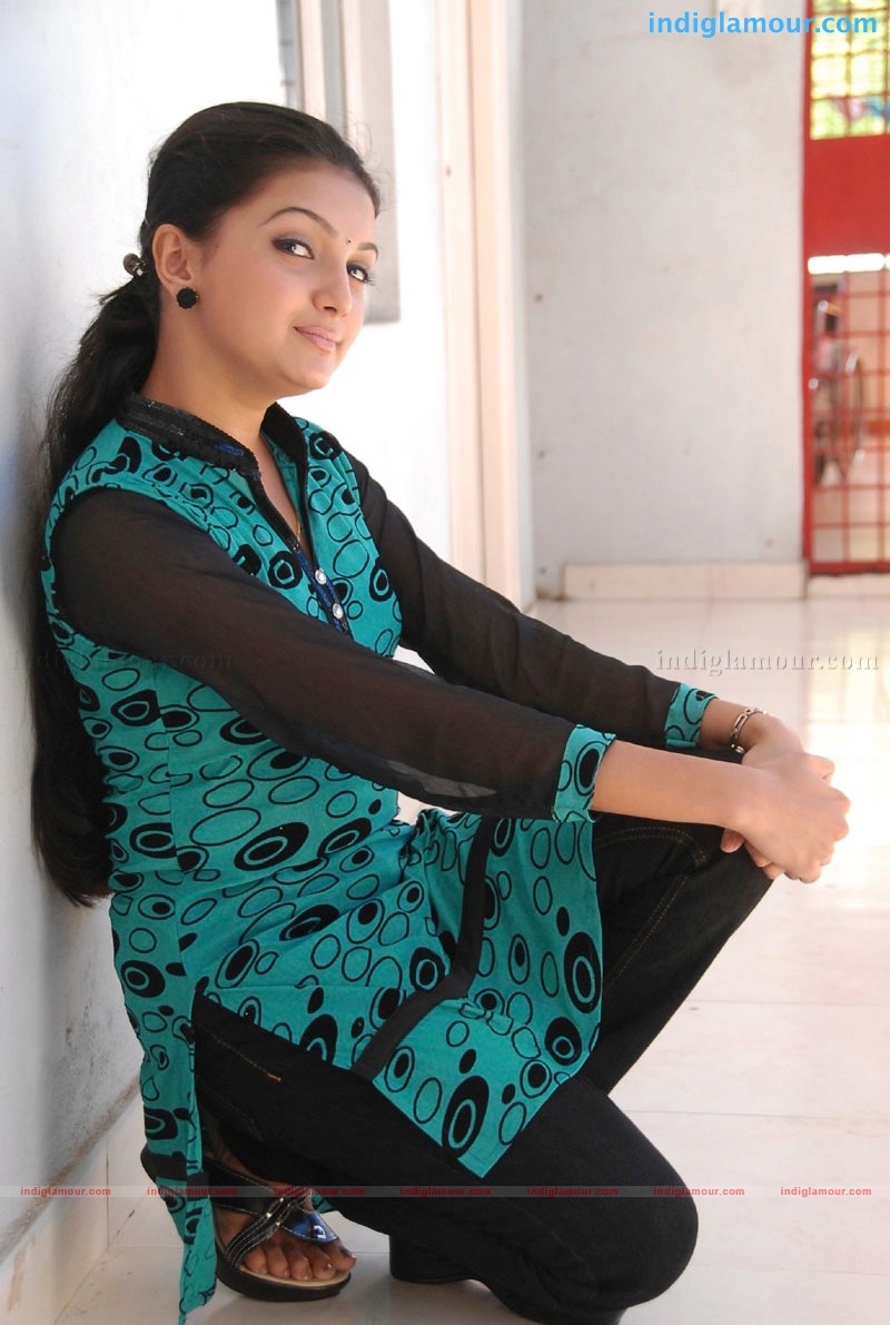 Saranya Mohan Actress hd photo