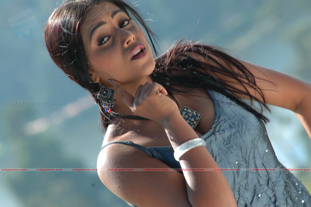 Poorna Actress hd photo