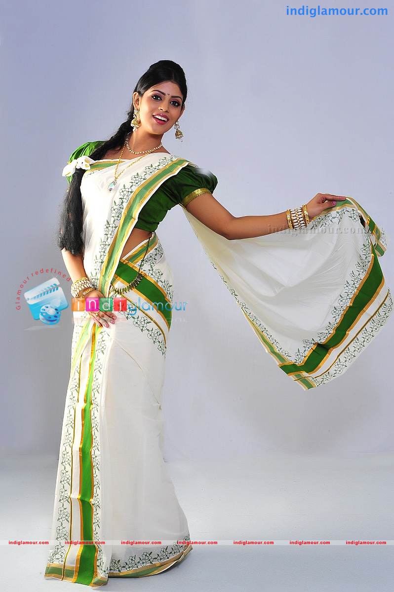 Iniya Actress hd photo