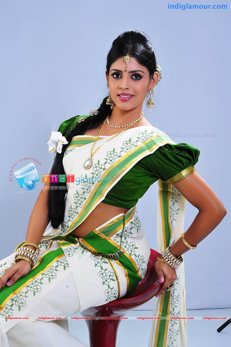 Iniya Actress hd photo