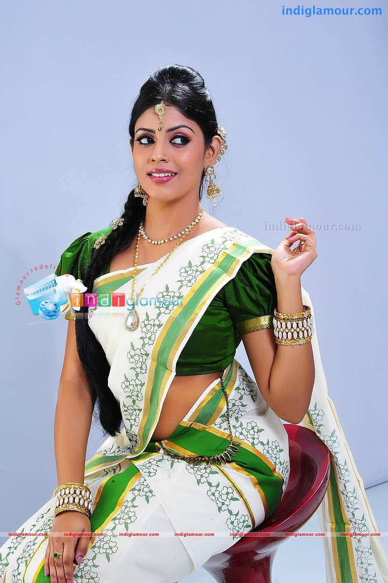 Iniya Actress hd photo