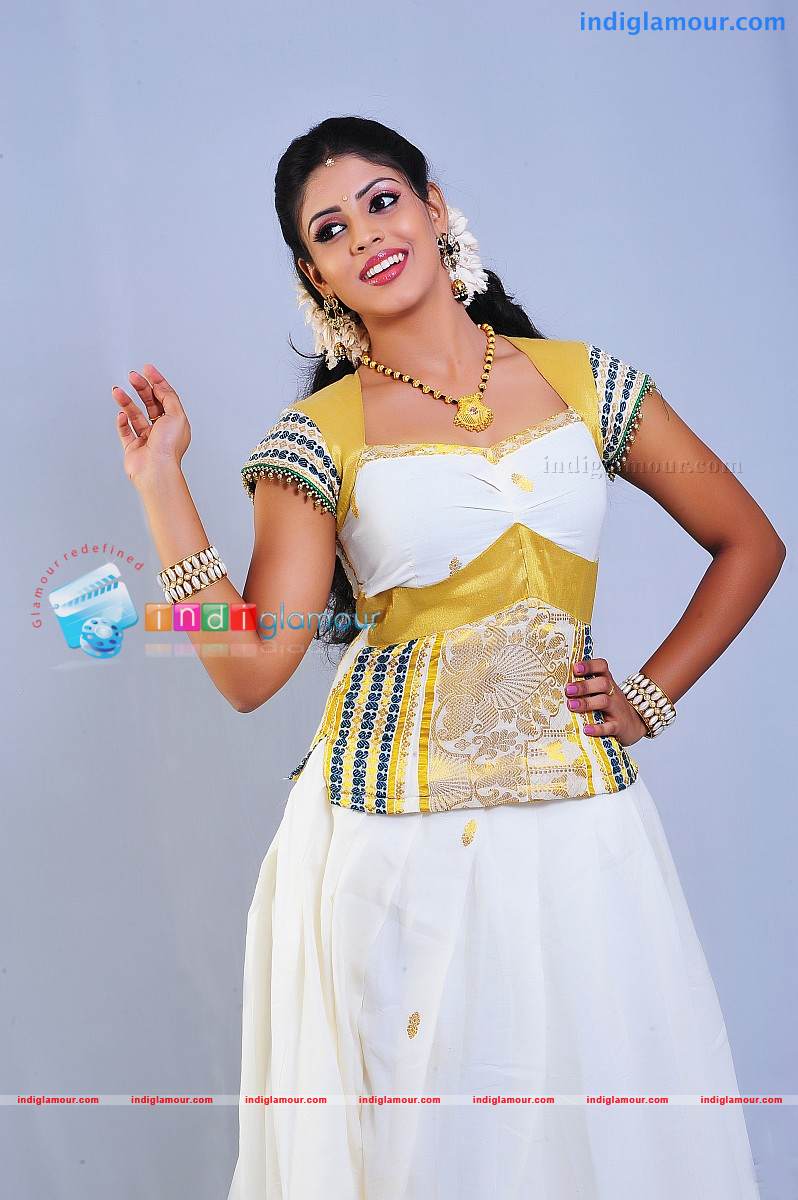 Iniya Actress hd photo