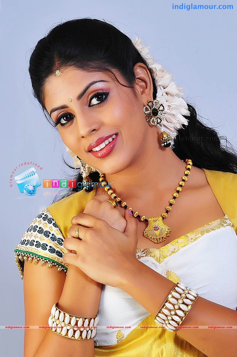 Iniya Actress hd photo