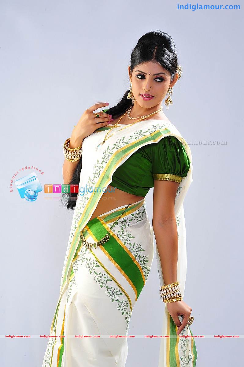 Iniya Actress hd photo