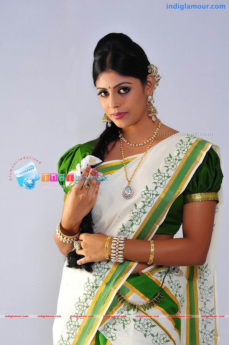 Iniya Actress hd photo