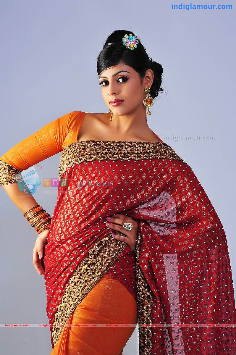 Iniya Actress hd photo