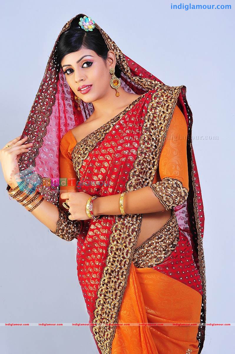 Iniya Actress hd photo