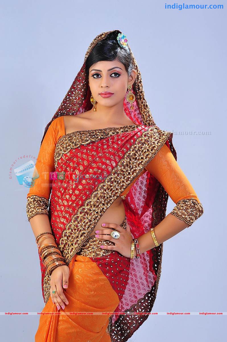 Iniya Actress hd photo