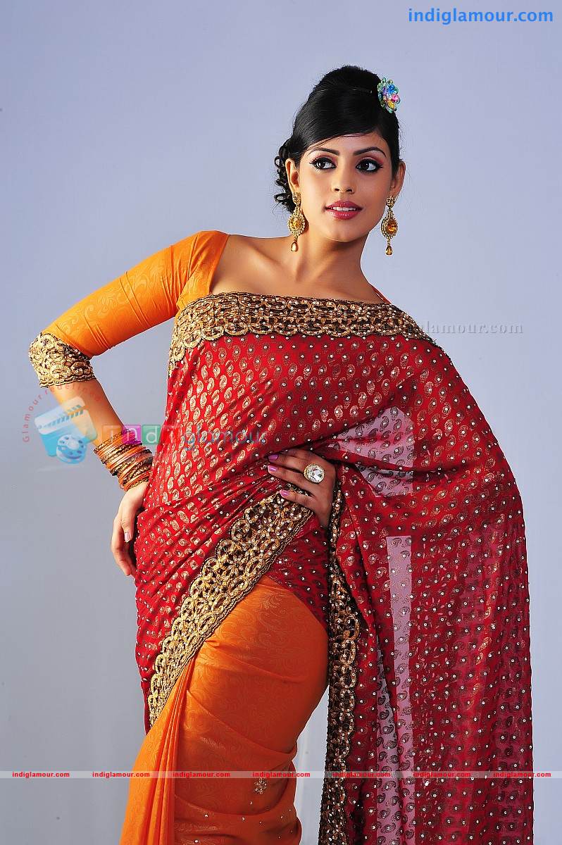Iniya Actress hd photo