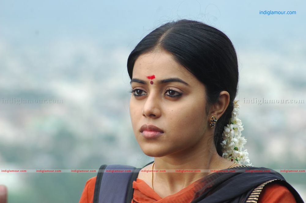 Poorna Actress hd photo