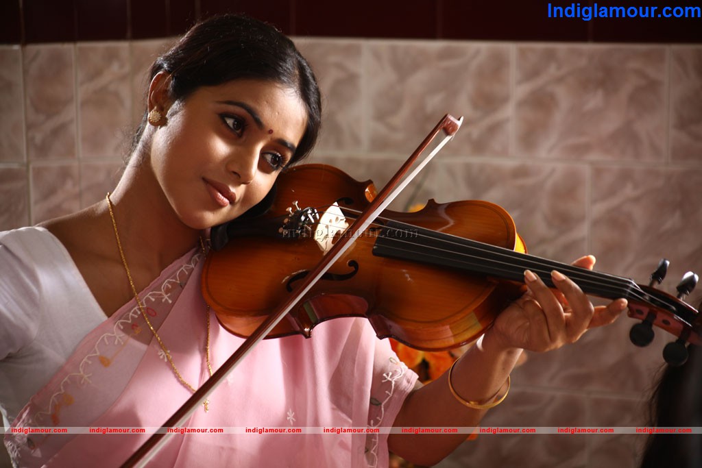 Poorna Actress hd photo