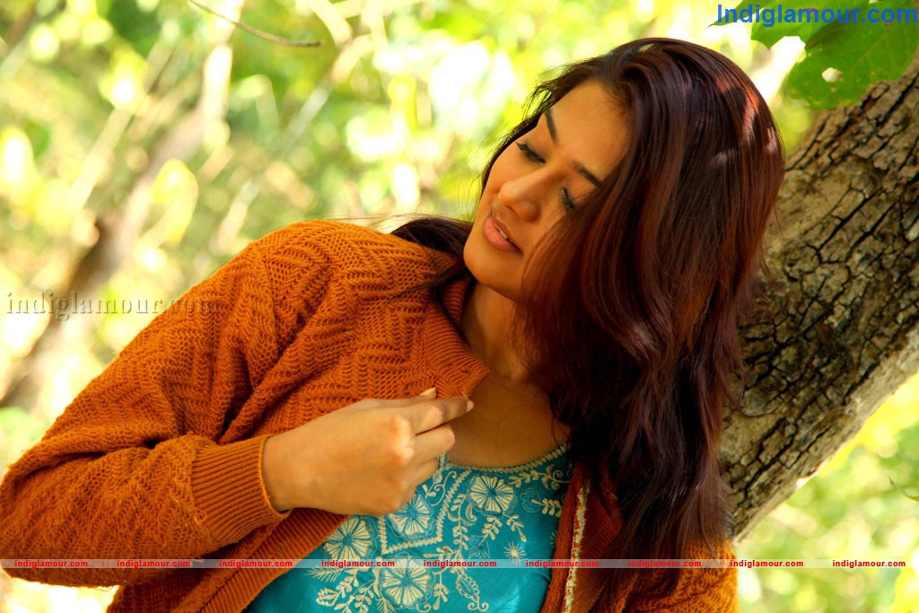 Varsha Ashwathi Actress hd photo