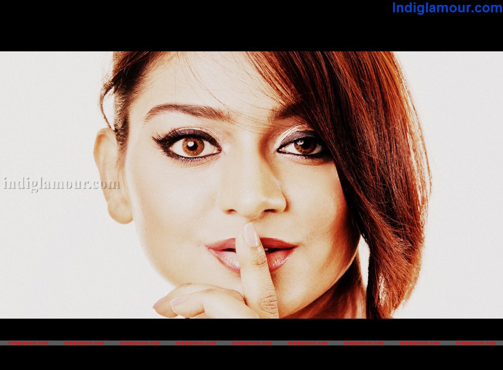 Varsha Ashwathi Actress hd photo