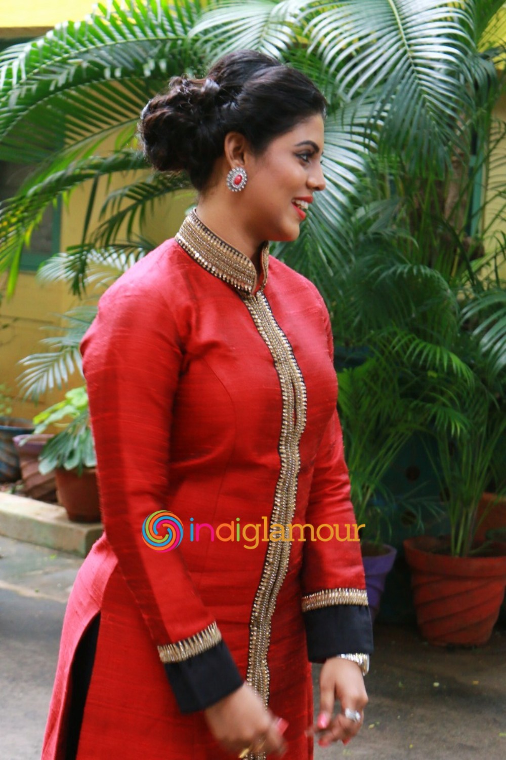 Iniya Actress hd photo