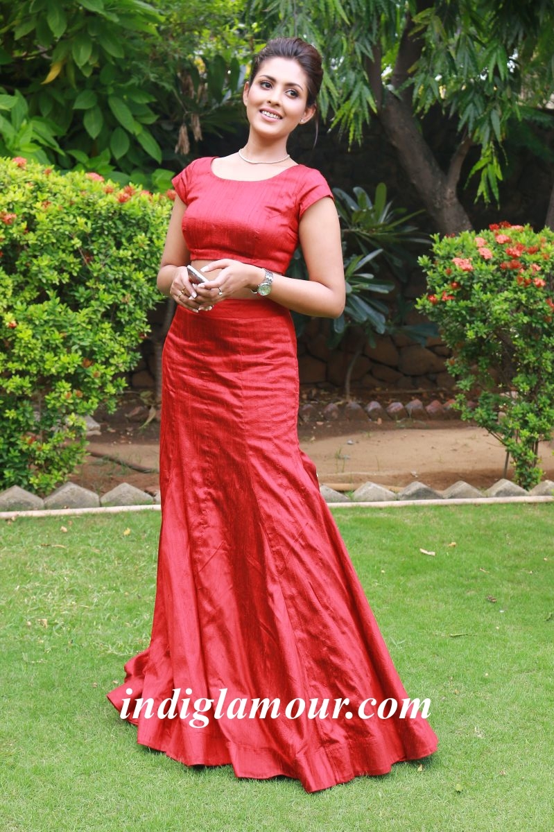 Madhu Shalini Actress hd photo