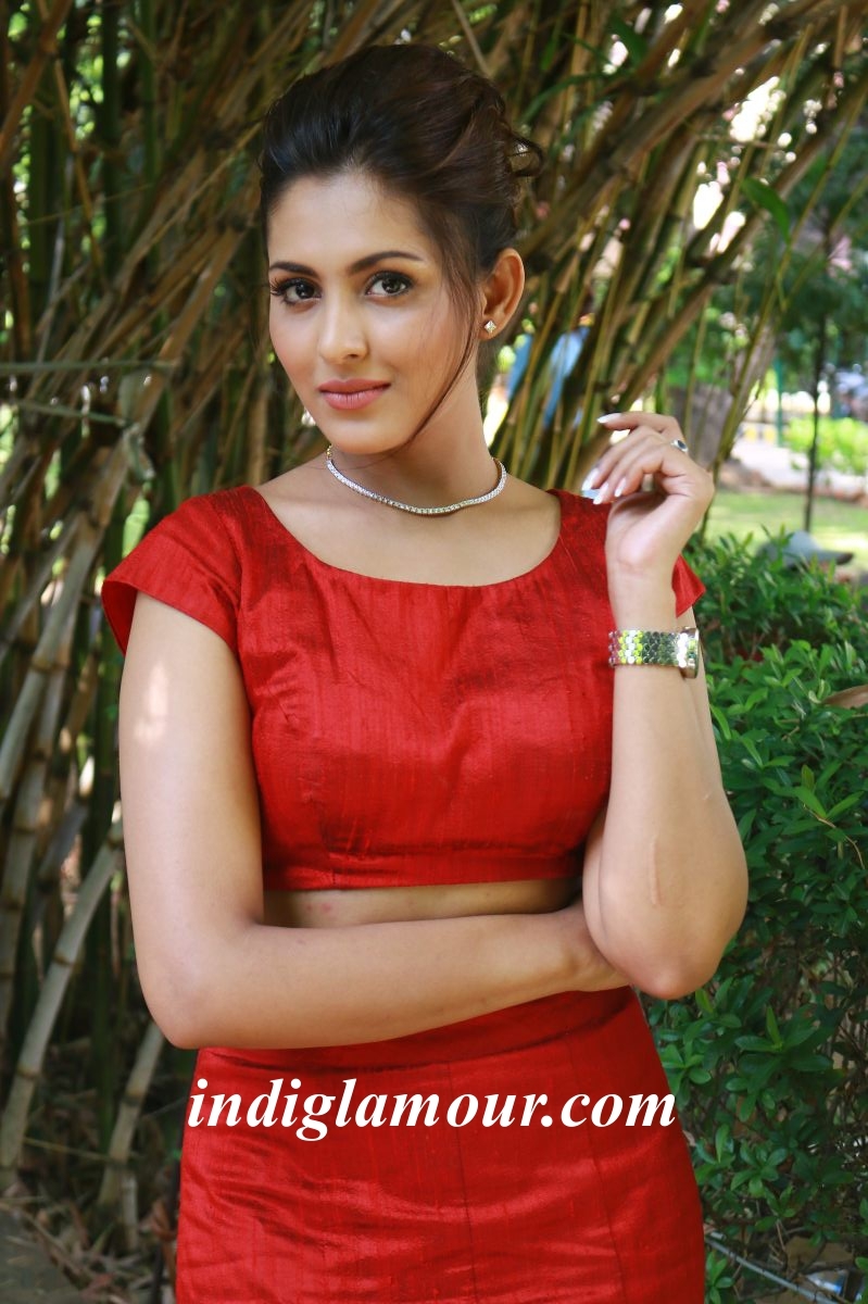 Madhu Shalini Actress hd photo