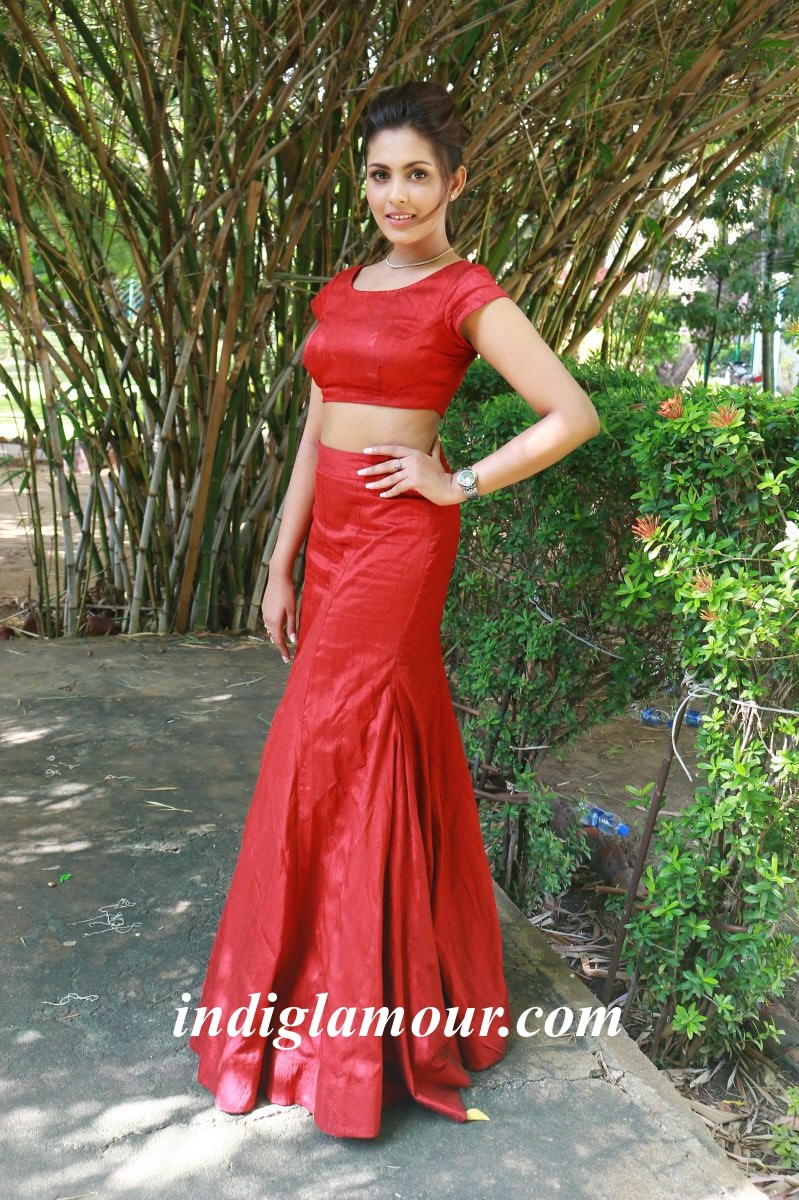 Madhu Shalini Actress hd photo
